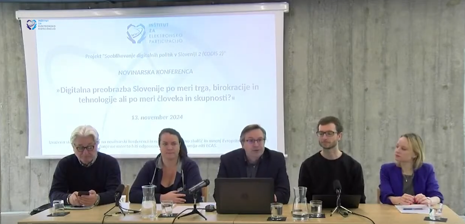 Slika prikazuje govorki in govorce na novinarski konferenci »Digitalna preobrazba Slovenije po meri trga, birokracije in tehnologije ali po meri človeka in skupnosti?«.